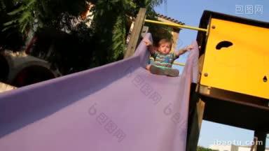 在公园玩<strong>滑梯</strong>的孩子，从<strong>滑梯</strong>上滑下来的婴儿